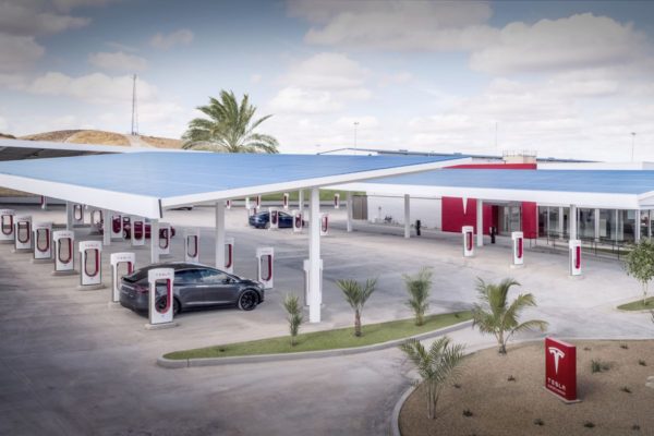 Tesla-Kettleman-City-Supercharger-center -featured image